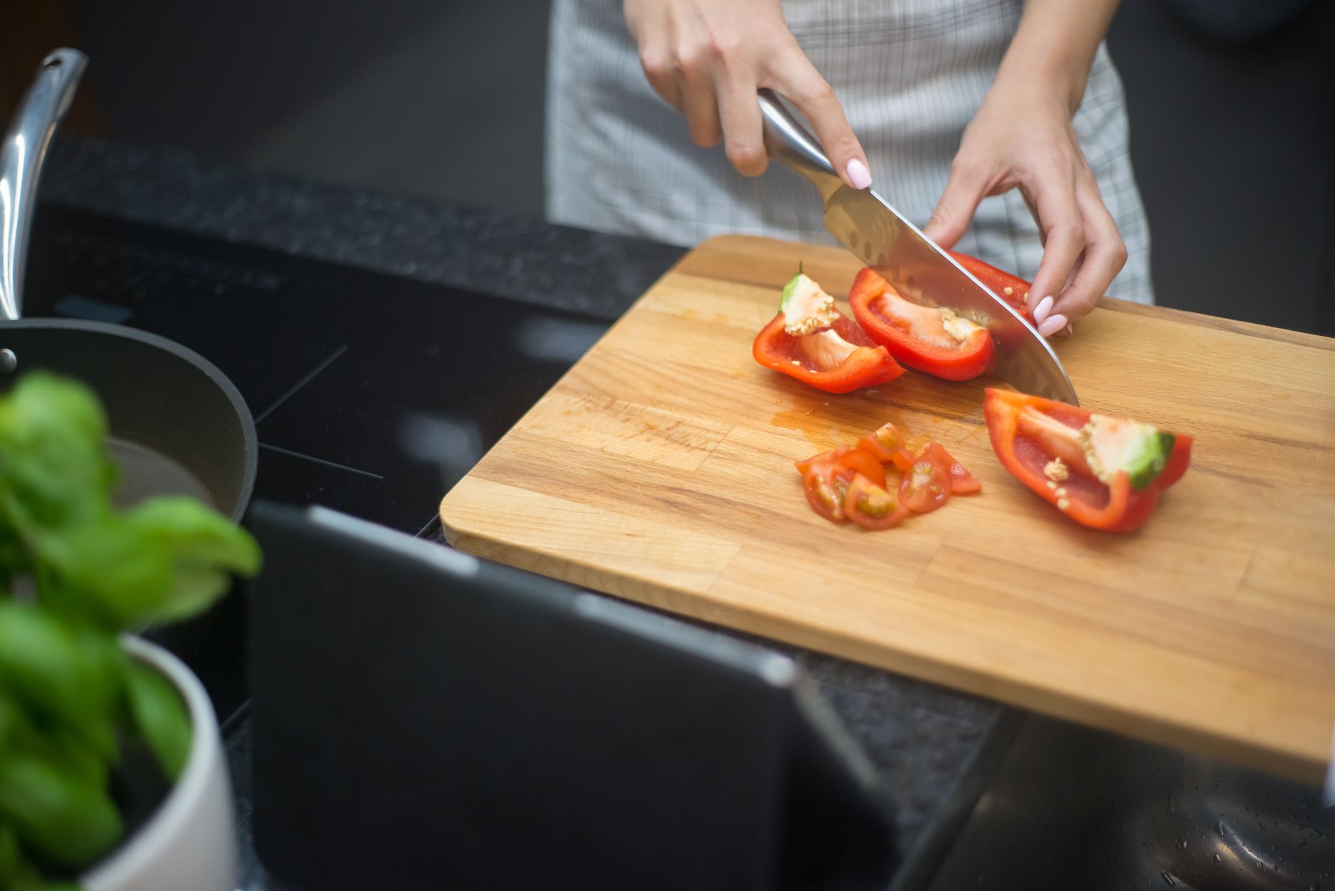 How to Make Meal Prep Easier with Smart Slow Cookers