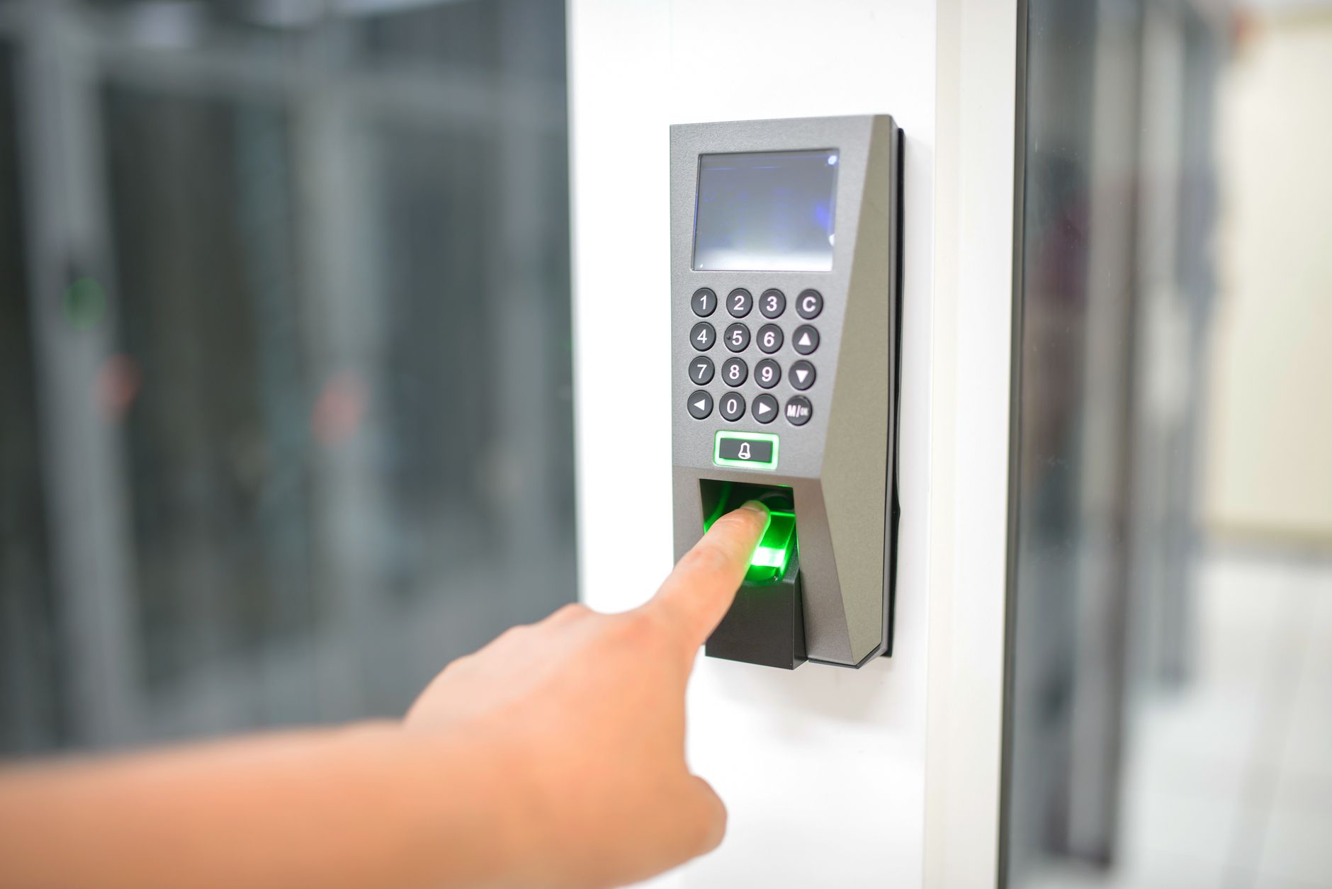 Smart Door Locks: Keyless Entry Systems Reviewed & Compared