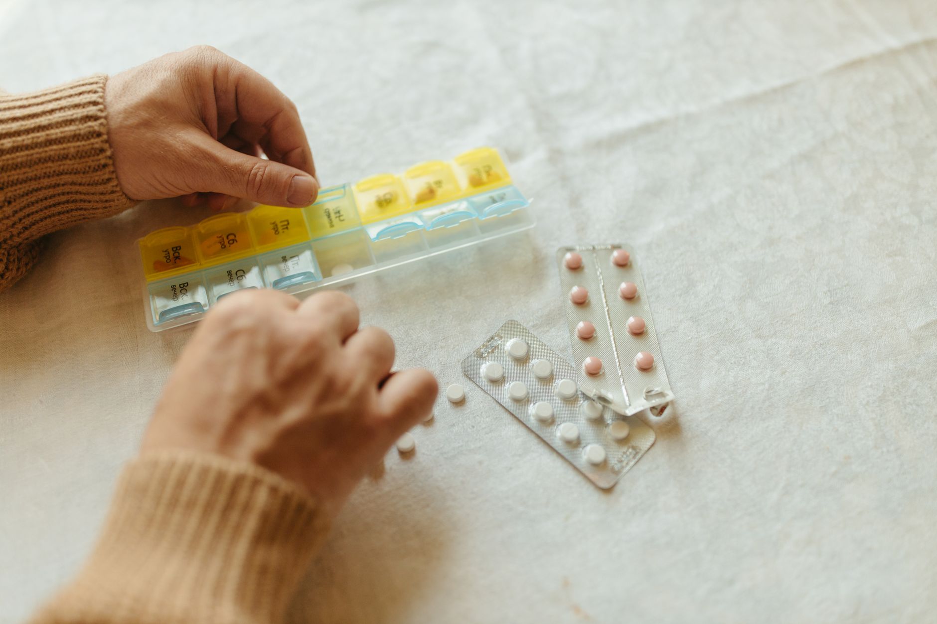 Smart Travel Pill Organizers: Reminders & Health Tracking