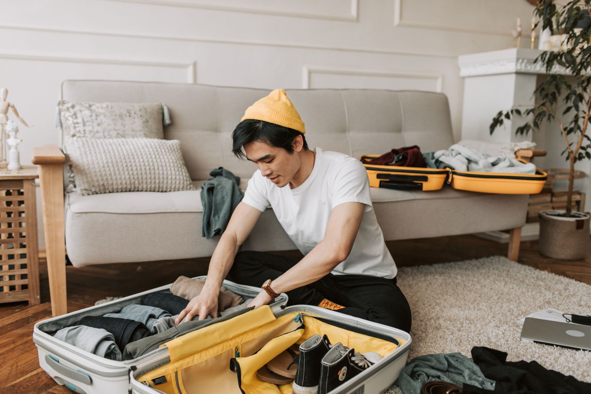 How to Use Smart Suitcases with Built-in Scales & App Tracking