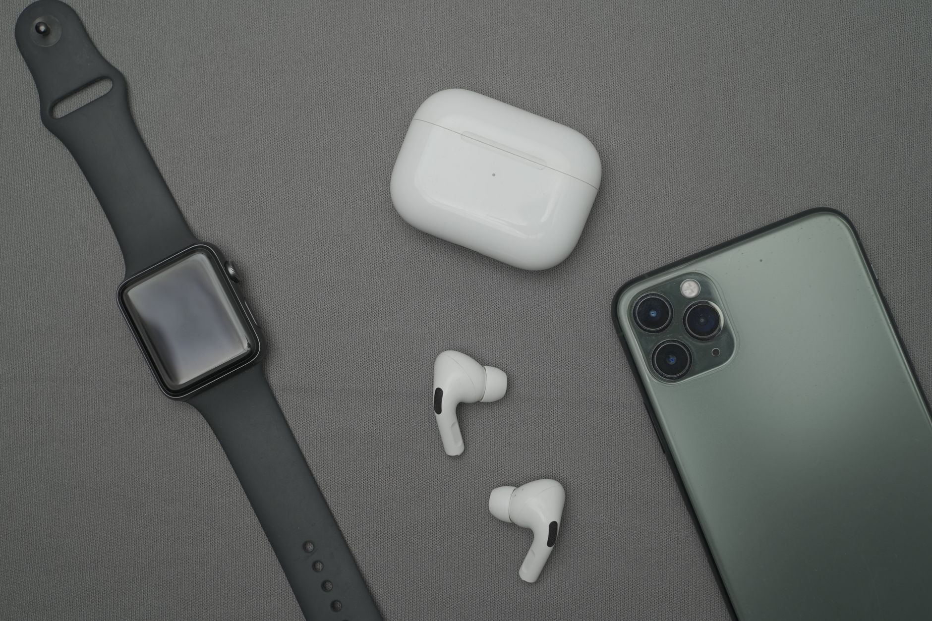 Wireless Charging for Wearables: Top Mats, Stands & Power Banks